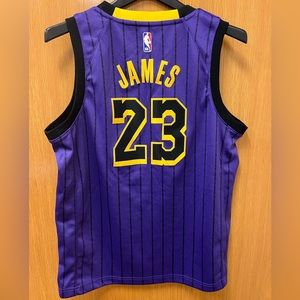 LeBron James #23 basketball jersey. Kids Large/14/16.